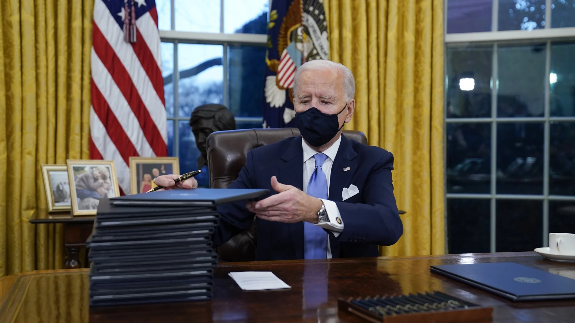 Joe Biden firmando el decreto por el que suspendió la construcción del 'muro de Trump' el 21 de enero