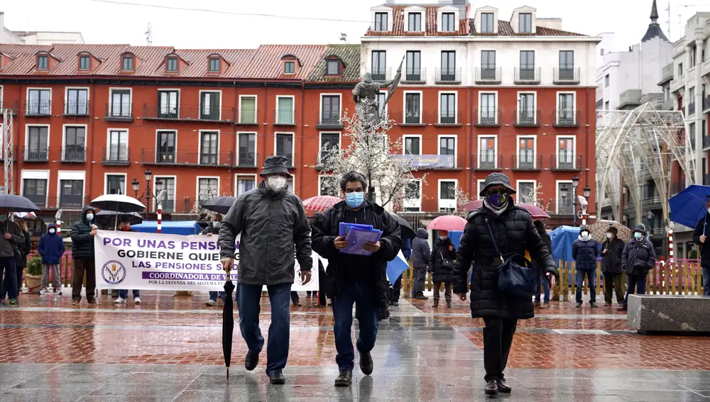 Protesta de pensionistas en Valladolid que se inició en la Plaza Fuente Dorada y terminó en la Plaza Mayor