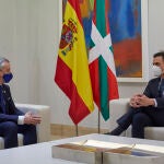 El Lehendakari, Iñigo Urkullu y el presidente del Gobierno central, Pedro Sánchez durante una reunión en el Palacio de La Moncloa.