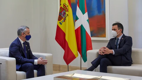 El Lehendakari, Iñigo Urkullu y el presidente del Gobierno central, Pedro Sánchez durante una reunión en el Palacio de La Moncloa.