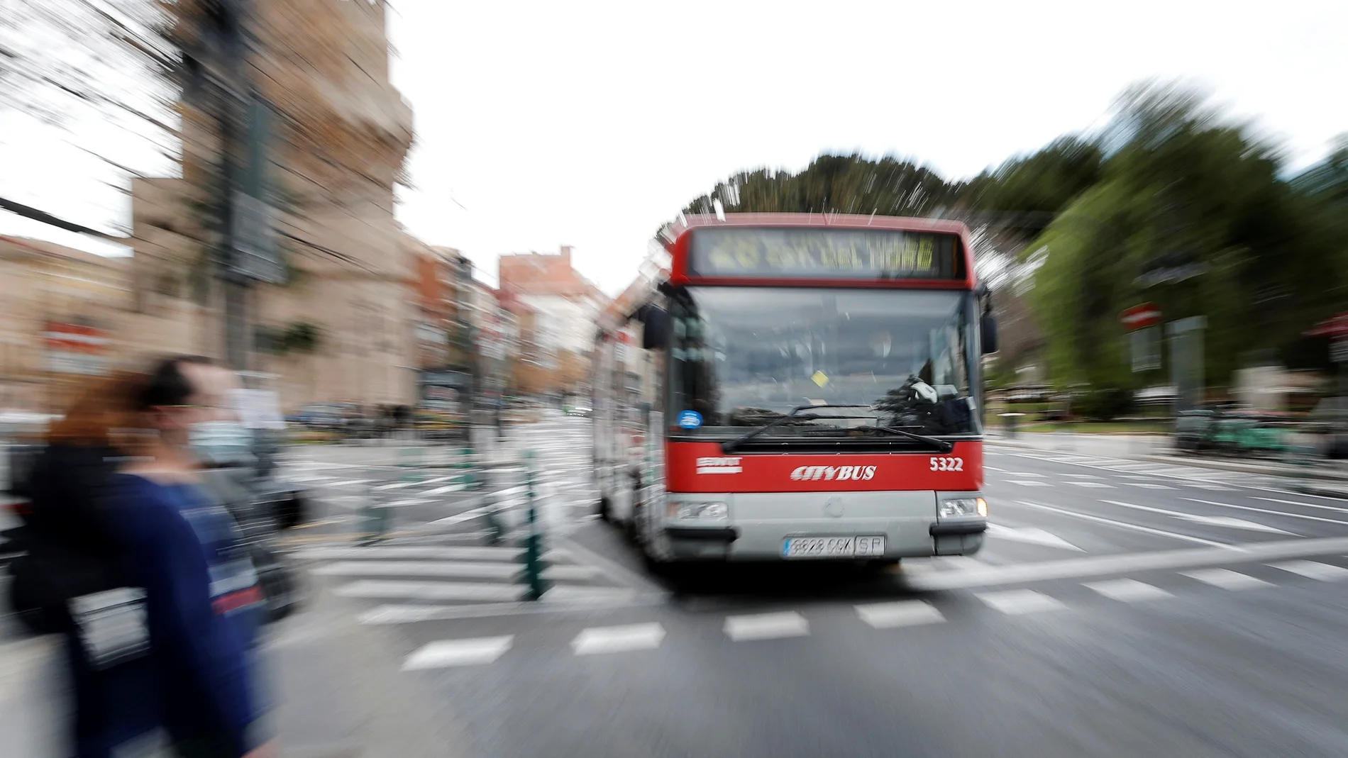 Vista general d un autobús de la Empresa Municipal de Transportes (EMT) llegando a una parada