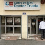Un sanitario entra al centro de salud de la zona básica de salud (ZBS) de Doctor Trueta, de Alcorcón.