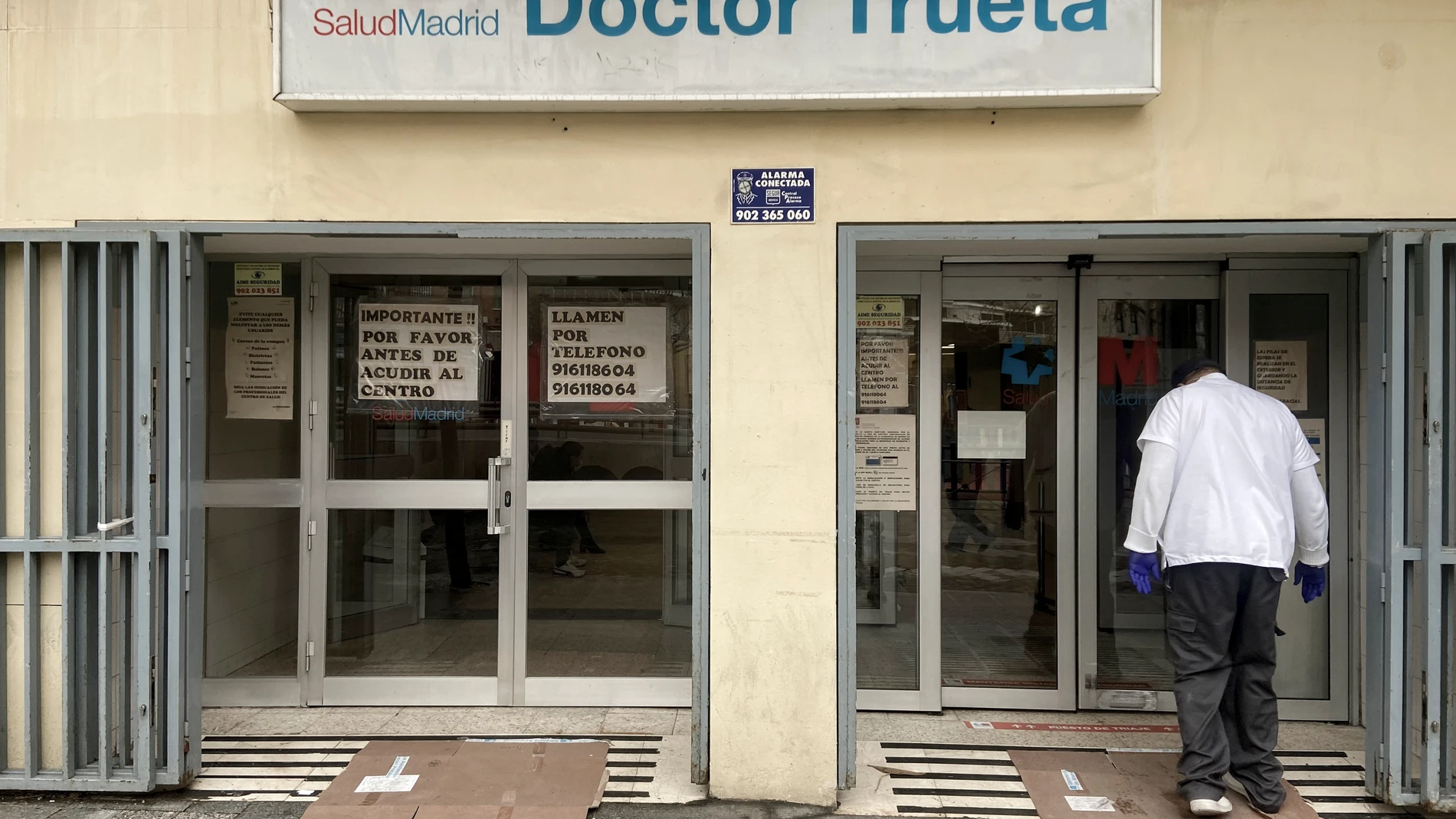 Un sanitario entra al centro de salud de la zona básica de salud (ZBS) de Doctor Trueta, de Alcorcón.