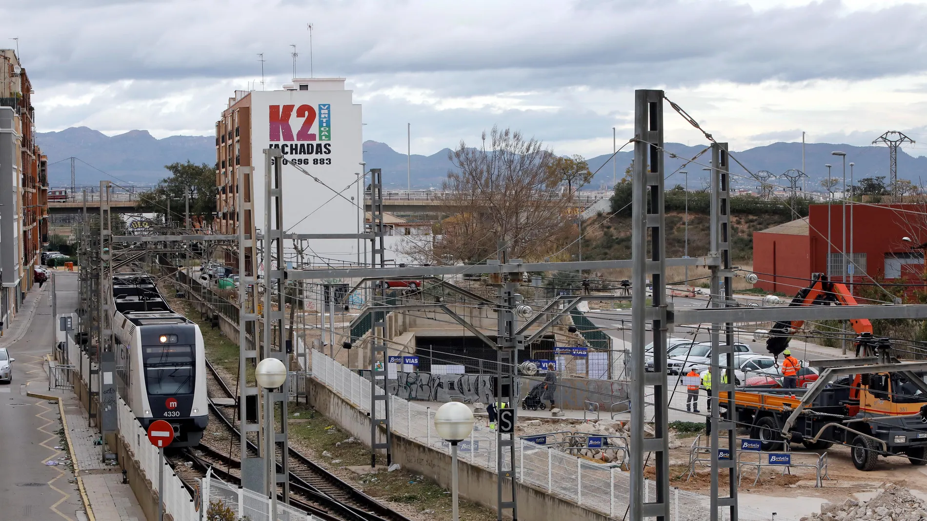 Vista general de las obras de soterramiento de las vías de metro en Burjassot junto a la estación de Empalme.