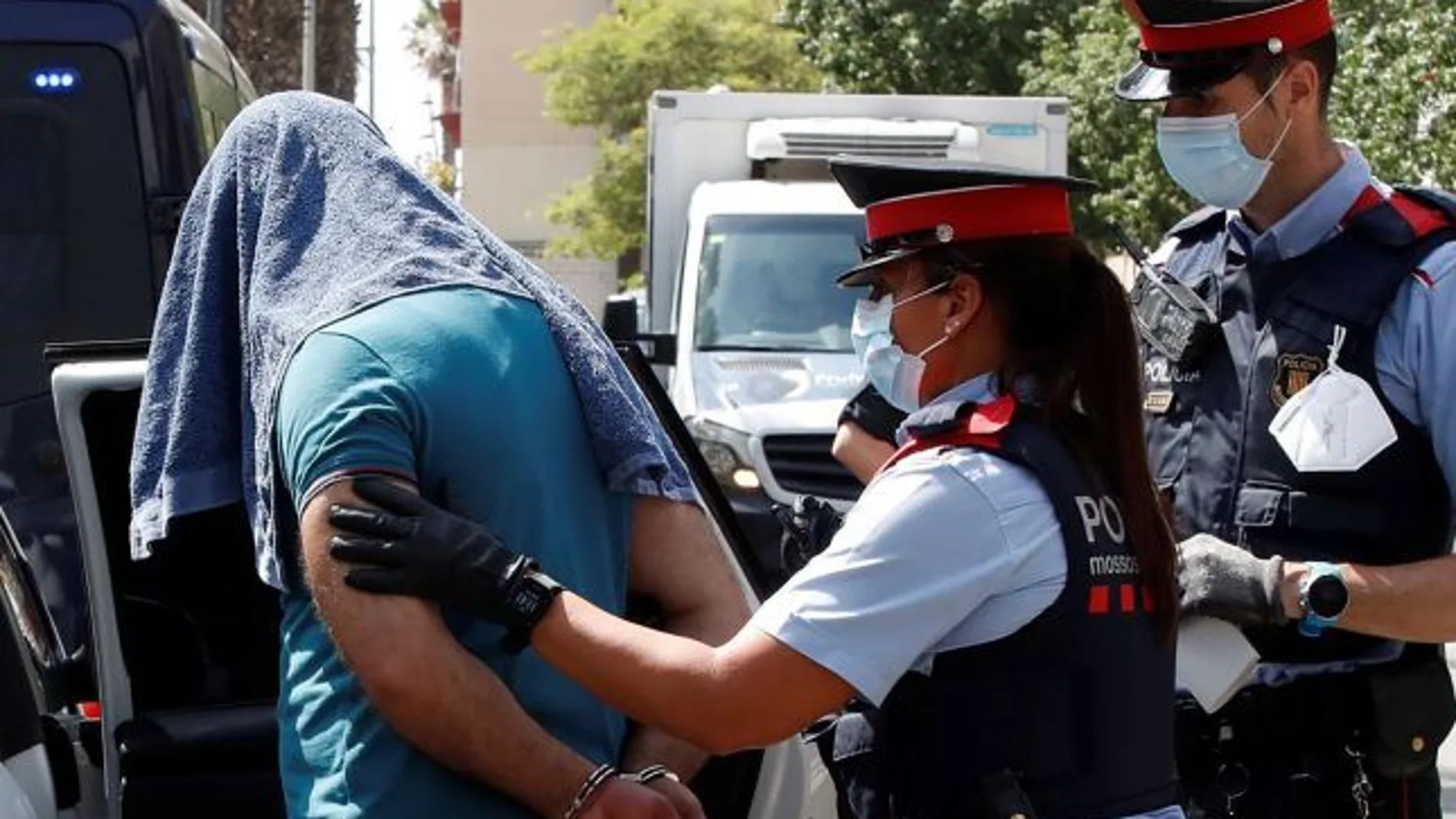 Los agentes de los Mossos custodian al presunto violador tras su detención