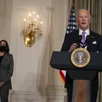 La vicepresidenta Kamala Harris atiende la intervención del presidente Joe Biden sobre la igualdad racial