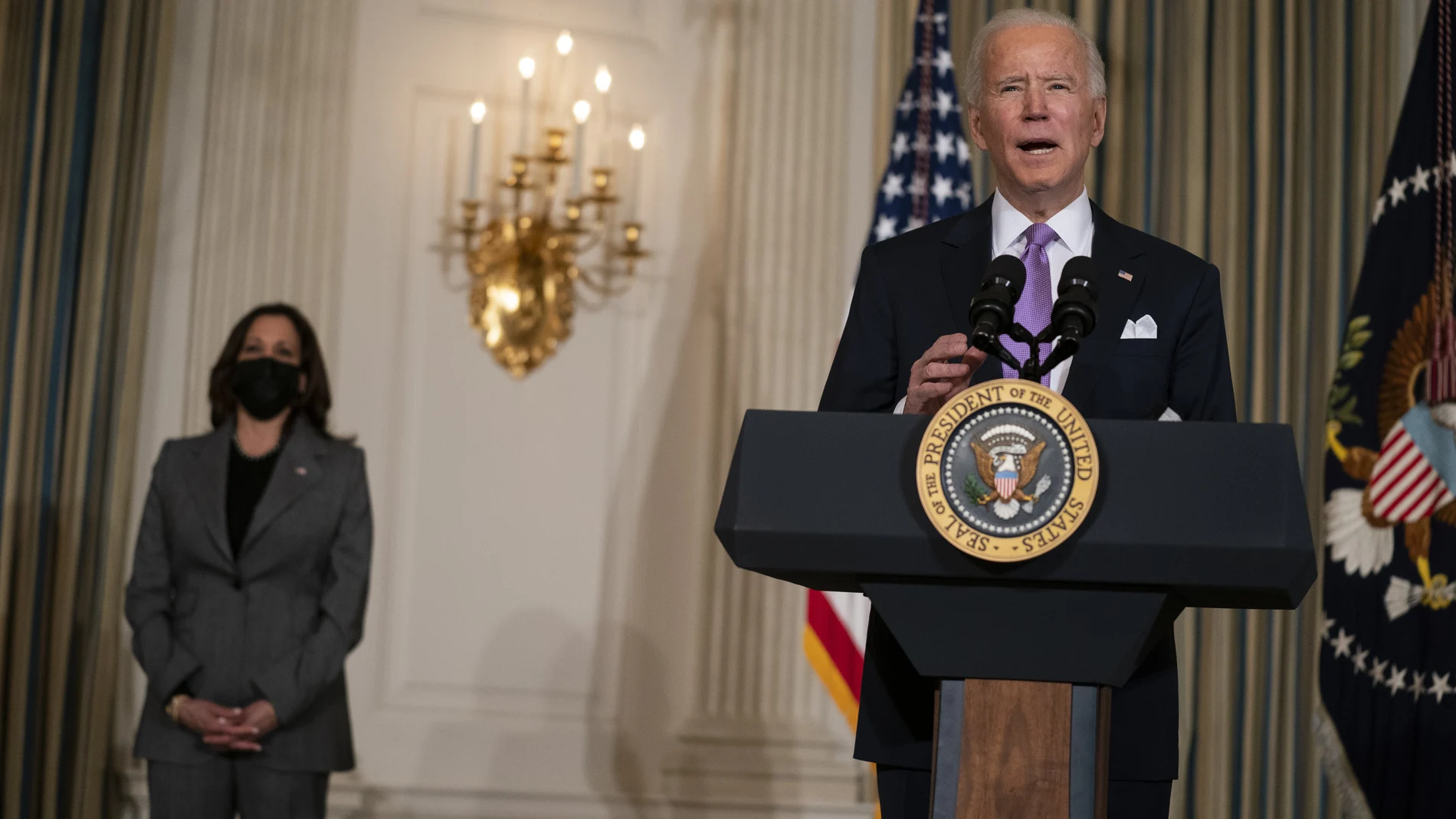 La vicepresidenta Kamala Harris atiende la intervención del presidente Joe Biden sobre la igualdad racial