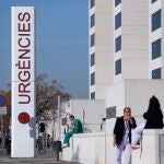 Personal sanitario del hospital La Fe de Valencia descansa a las puertas de urgencias del centro hospitalario