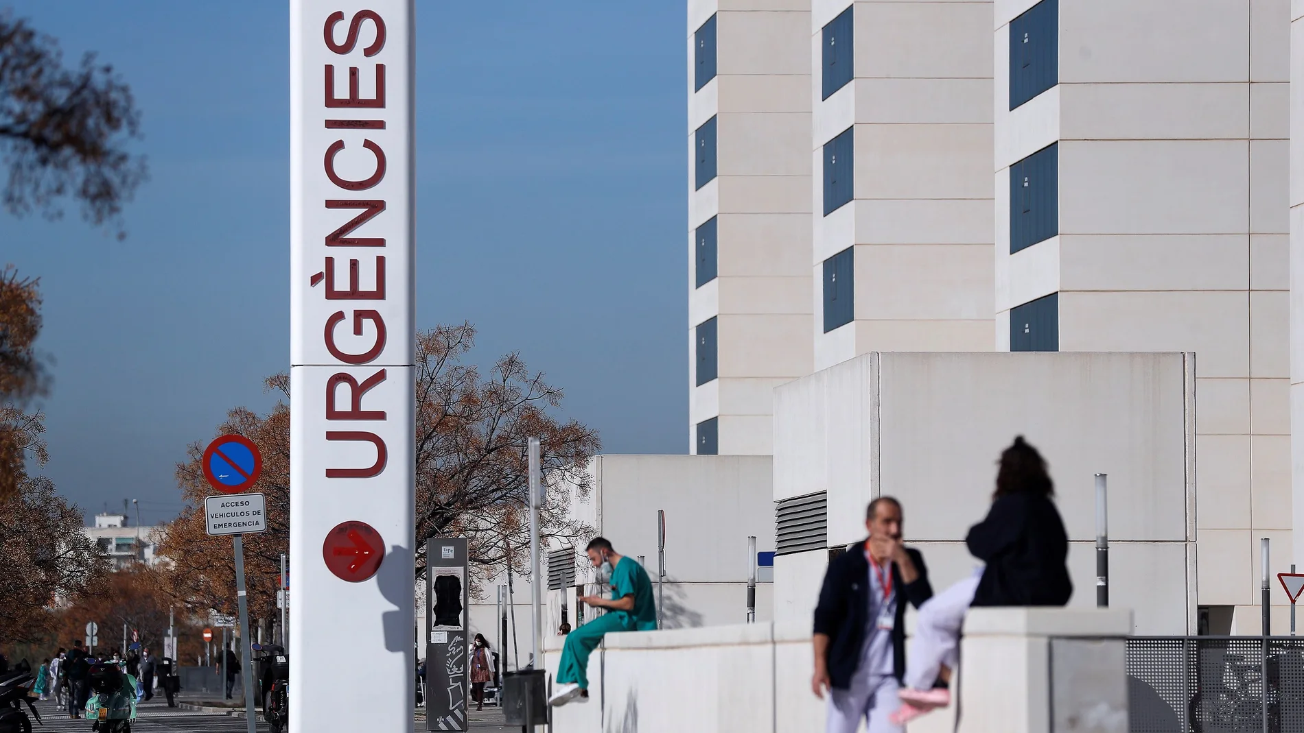 Personal sanitario del hospital La Fe de Valencia descansa a las puertas de urgencias del centro hospitalario