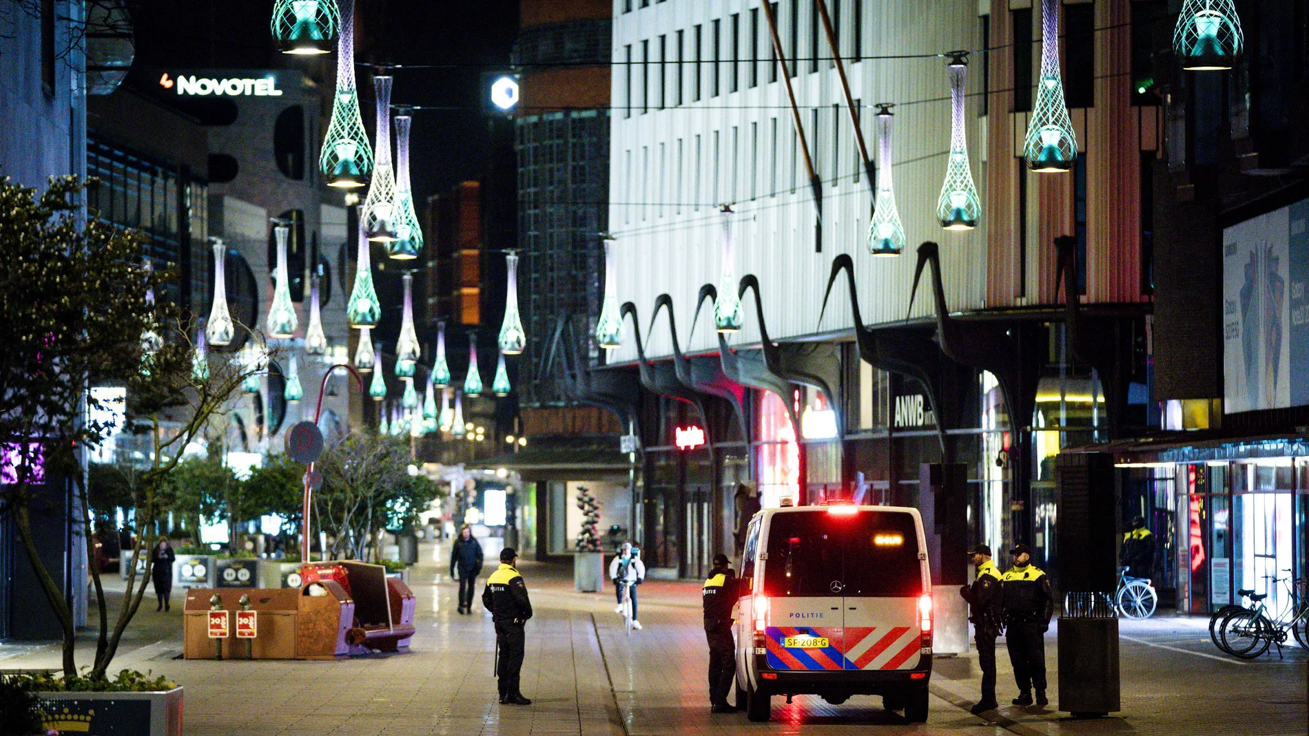 Varios agentes de policía en una céntrica zona de La Haya en pleno toque de queda por la covid