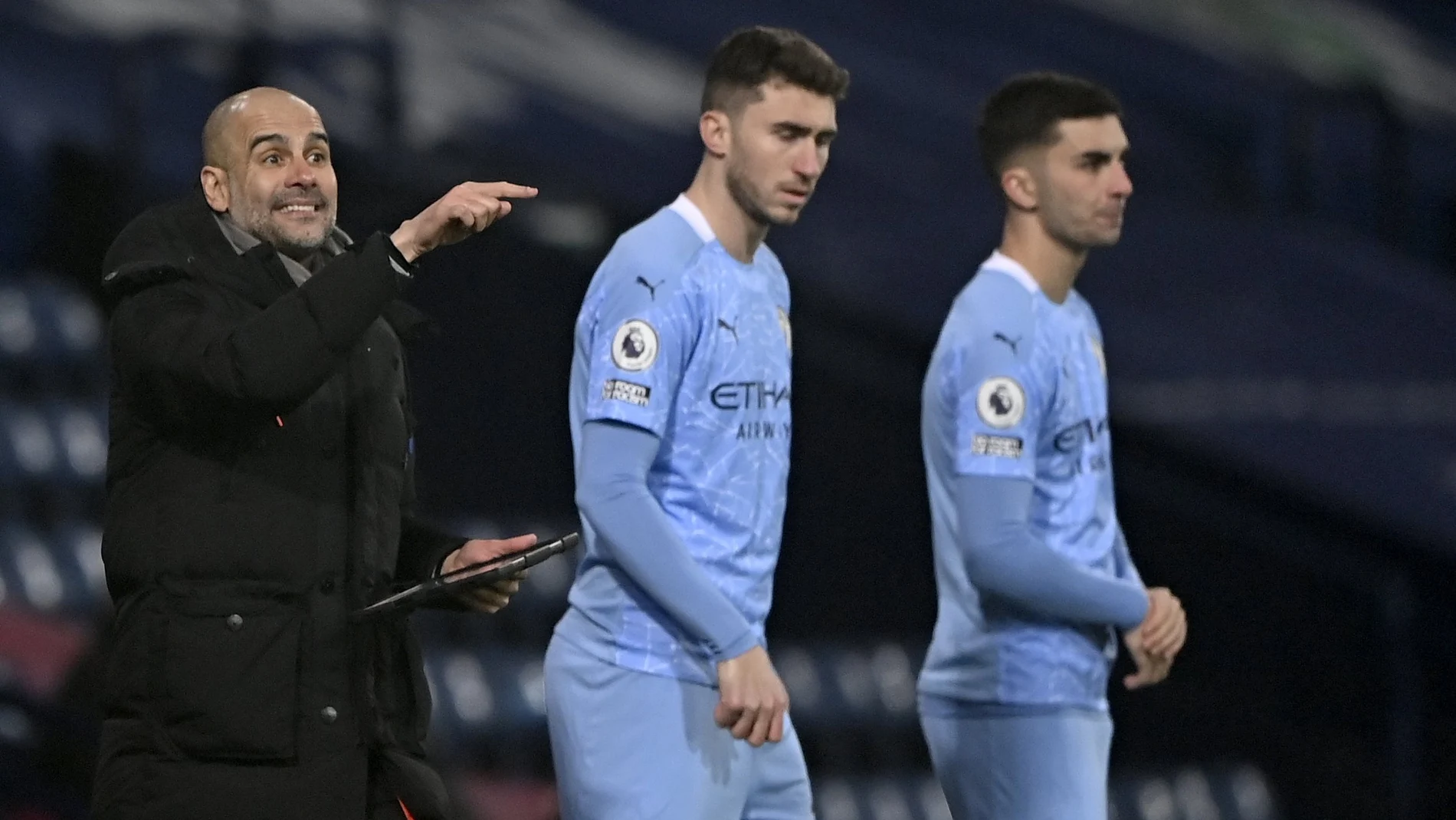 El entrenador del Manchester City, Pep Guardiola, da instrucciones a sus jugadores