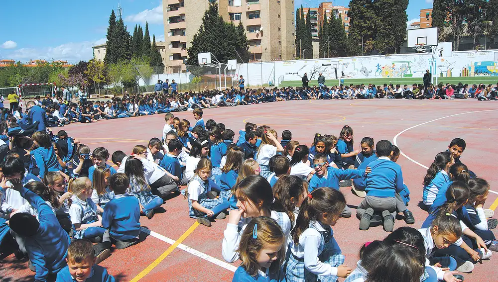 "El concepto de “comunidad educativa” se construye, a nuestro juicio, integrando a todas las personas para las que el centro ocupa un lugar preferencial."