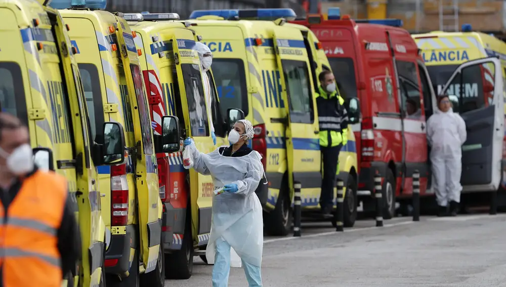 Ambulancias esperan a entregar a sus pacientes de covid-19 en el hospital de Santa Maria, en Lisboa