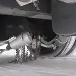 Para qué sirven las cadenas ocultas que cuelgan en los bajos de los camiones