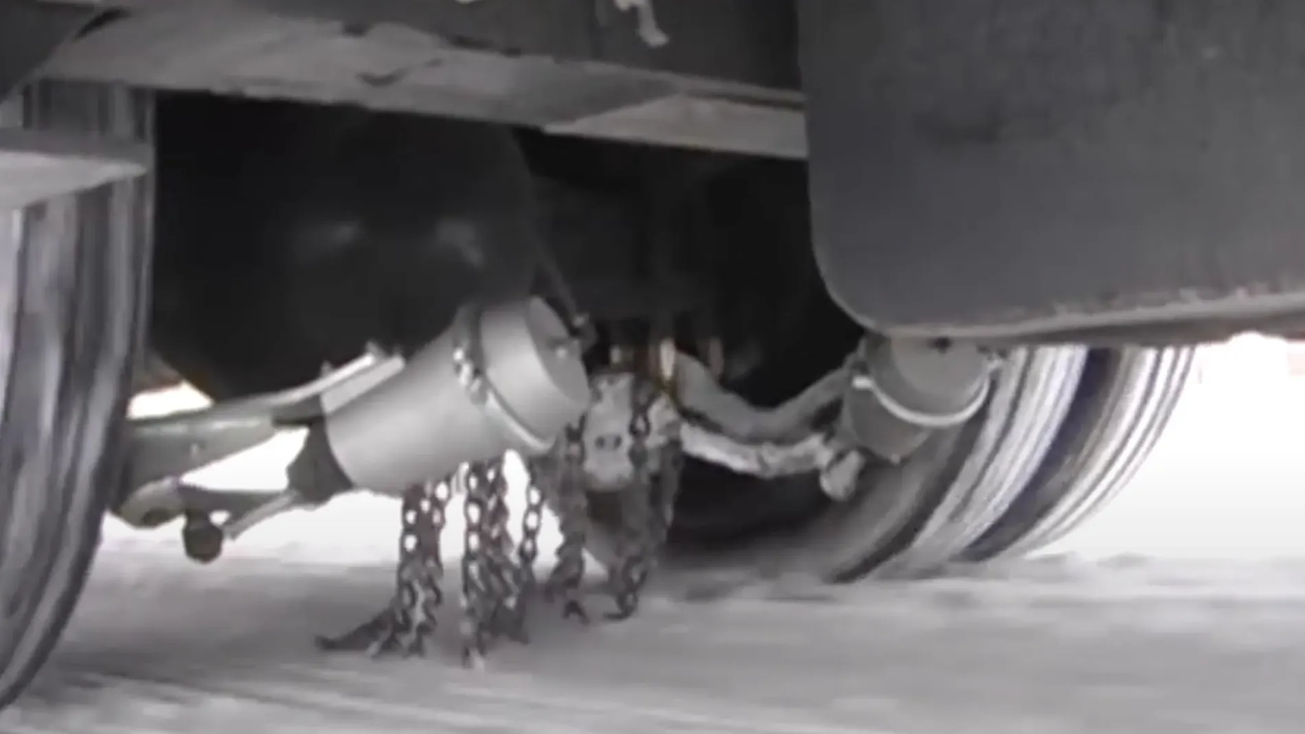Para qué sirven las cadenas ocultas que cuelgan en los bajos de los camiones