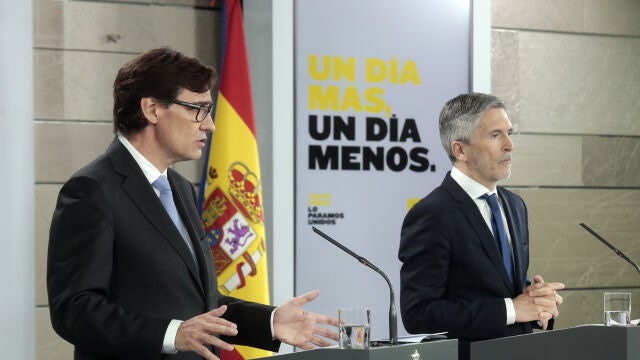El ministro del Interior, Fernando Grande-Marlaska, y el ministro de Sanidad saliente, Salvador Illa