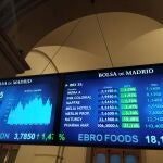 Unas pantallas muestran la evolución del IBEX35 este martes en la Bolsa de Madrid