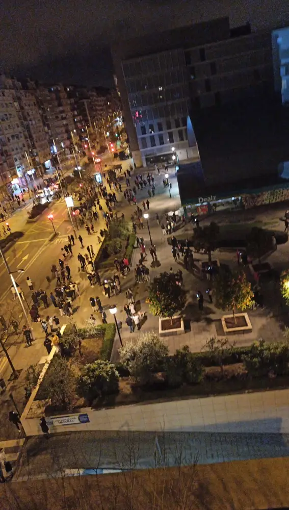 Un grupo de personas, en la calle en la capital granadina