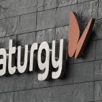 Logo del grupo energético Naturgy en la fachada de la sede de la empresa en Madrid