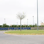 Imagen de la entrada principal de la Universidad Pablo de Olavide de Sevilla