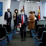 El ministro de Sanidad, Salvador Illa; la ministra de Hacienda y portavoz del Gobierno, María Jesús Montero, y el ministro de Inclusión, Seguridad Social y Migraciones, José Luis Escrivá, al término de la rueda de prensa posterior al Consejo de Ministros