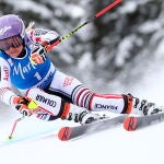 Tessa Worley, de Francia, en acción durante la carrera de eslalon gigante femenino en la Copa del Mundo de Esquí Alpino de la FIS en Kronplatz, Italia, el 26 de enero de 2021. EFE/EPA/ANDREA SOLERO