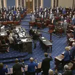 Toma juramento a los senadores para el juicio del 'impeachment'