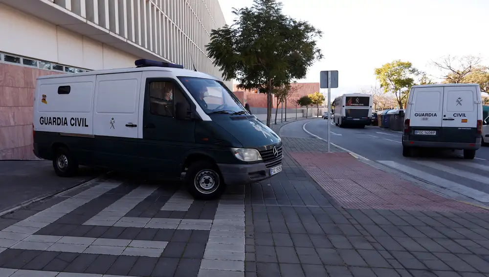 Furgones de la Guardia Civil en la Ciudad de la Justicia de Málaga. EFE/Jorge Zapata.