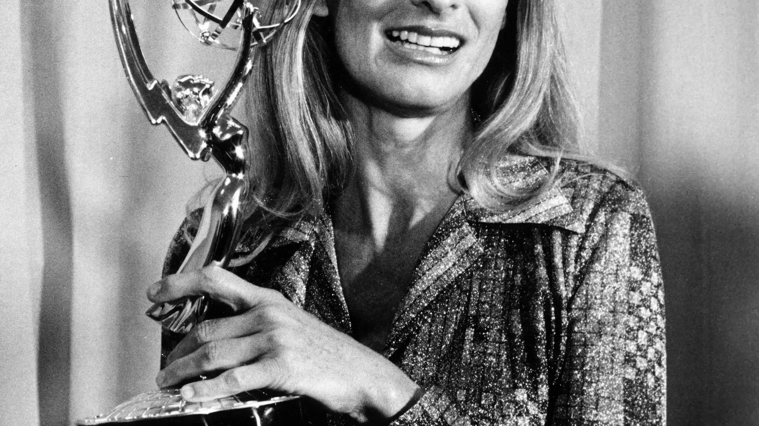 Cloris Leachman con un Emmy, en 1975