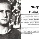 Szeder, junto a su ficha en el Museo del Holocausto