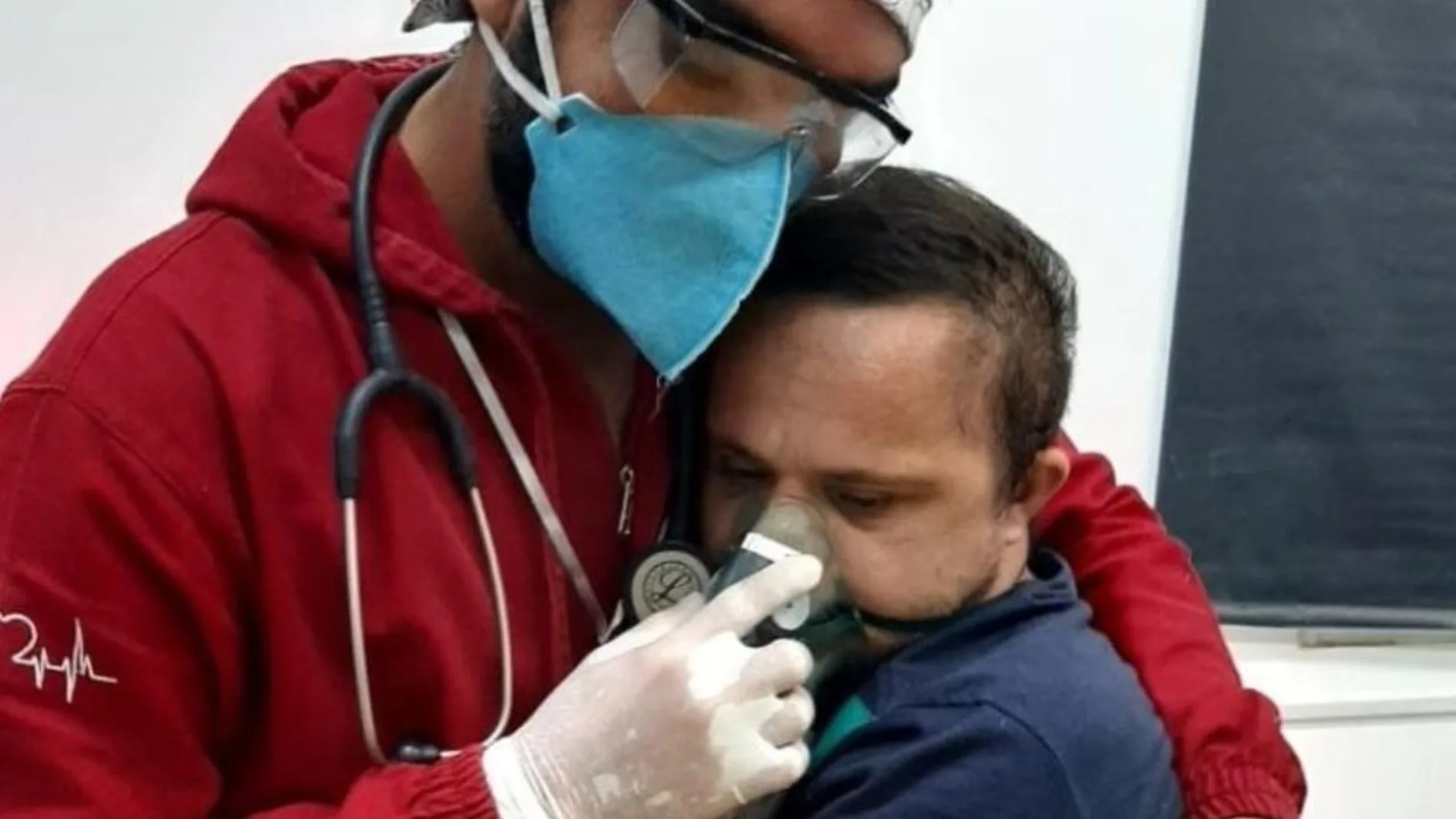 El enfermero Raimundo Nogueira Matos abraza a Émerson Junior