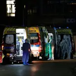 Ambulancias con pacientes con COVID-19 esperan delante del hospital de Santa María, en Lisboa
