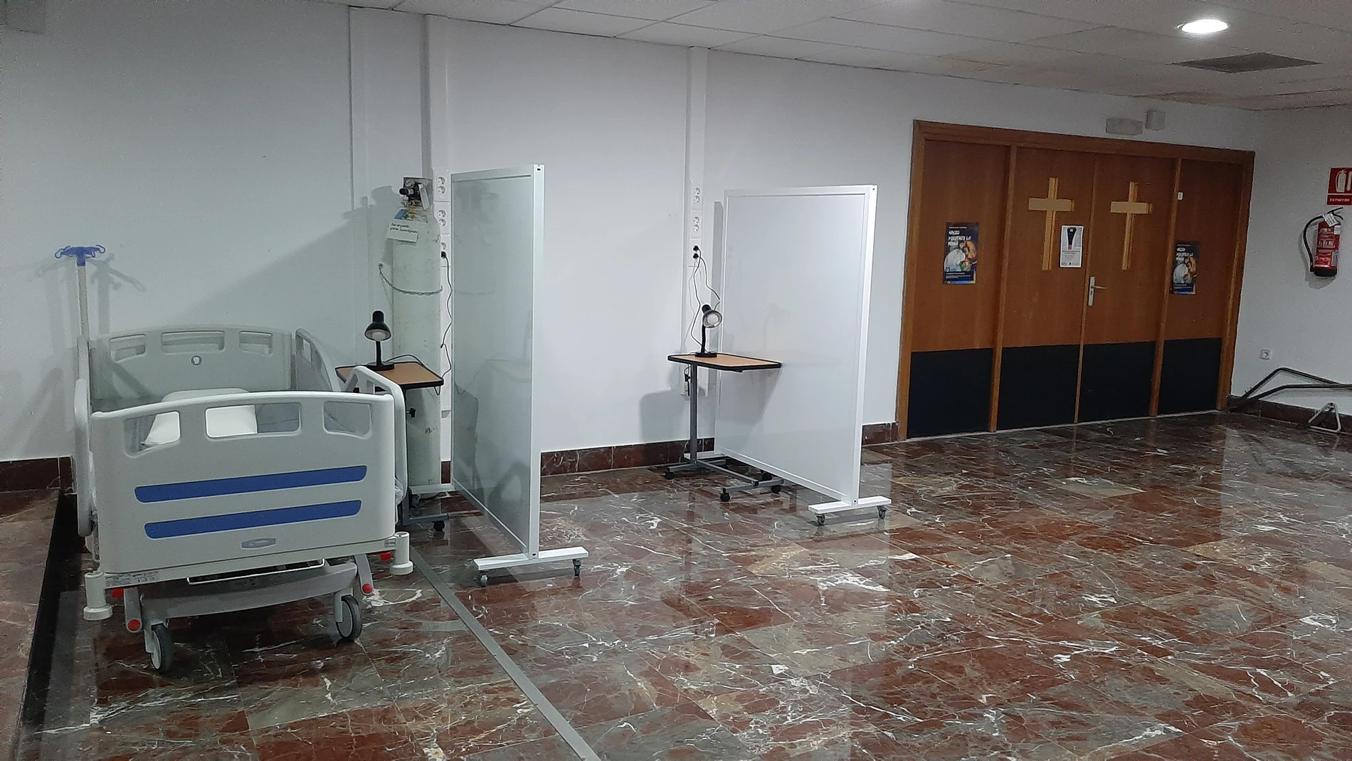 El Hospital de Elche (Alicante) ha tenido que habilitar camas en la cafetería y en la capilla para pacientes sin covid