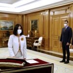 La nueva ministra de Sanidad, Carolina Darias, promete el cargo ante el presidente del Gobierno, Pedro Sánchez (2d), y el rey Felipe VI