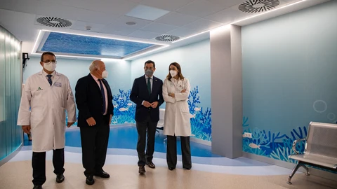El presidente de la Junta, Juanma Moreno (2d),acompañado por el consejero de Salud y Familias, Jesús Aguirre (2i), durante su visita a las nuevas instalaciones del Hospital Infantil Virgen del Rocío
