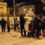 Los vecinos se echaron a la calle después de que tres terremotos prácticamente consecutivos de magnitud 4,3, 4,2 y 4 y epicentro en municipios del área metropolitana de Granada se dejaron sentir esta noche en las zonas afectadas tres días después del temblor de 4,4 grados que sacudió, con daños materiales, Atarfe y Santa Fe. EFE/Miguel Ángel Molina
