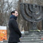 Un joven asiste a la ceremonia del Día Internacional de Conmemoración en Memoria de las Víctimas del Holocausto en Kiev
