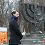 Un joven asiste a la ceremonia del Día Internacional de Conmemoración en Memoria de las Víctimas del Holocausto en Kiev