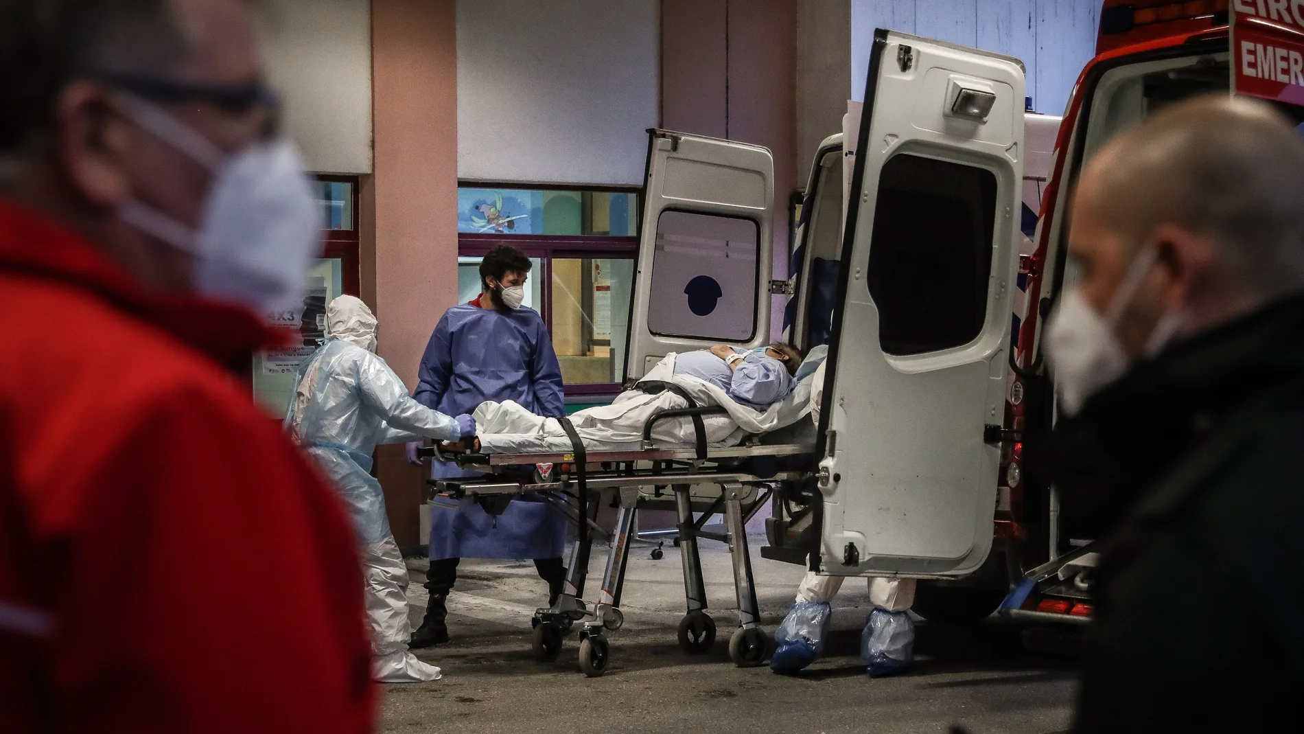 Paramédicos trasladan enfermos de coronavirus de un hospital de Sintra a otro de Lisboa