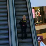 Una vigilante de Prosegur sube las escaleras del centro comercial Marineda en A Coruña, Galicia, (España)