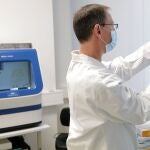 Un empleado en un laboratorio alemán analiza muestras de covid-19