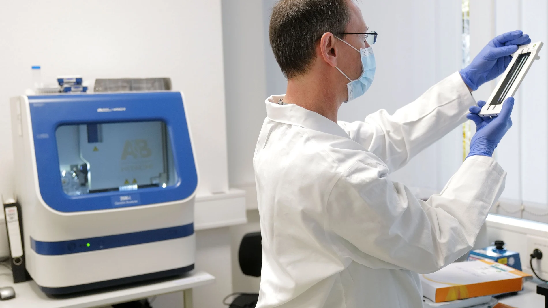 Un empleado en un laboratorio alemán analiza muestras de covid-19