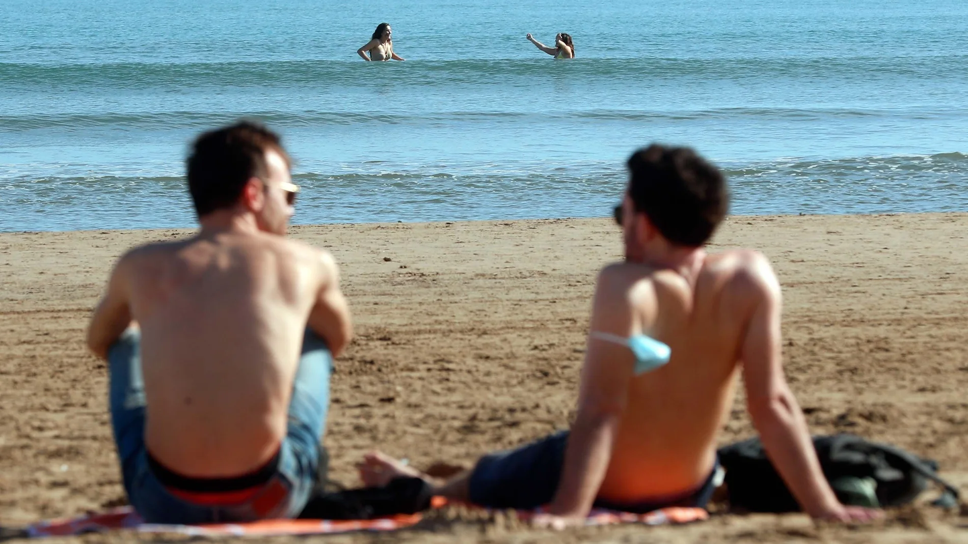 Dos personas se bañan en la Playa de la Malvarrosa de Valencia