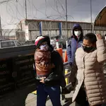 Migrantes deportados de Estados Unidos caminan hacia México por el puente fronterizo internacional Paso del Norte