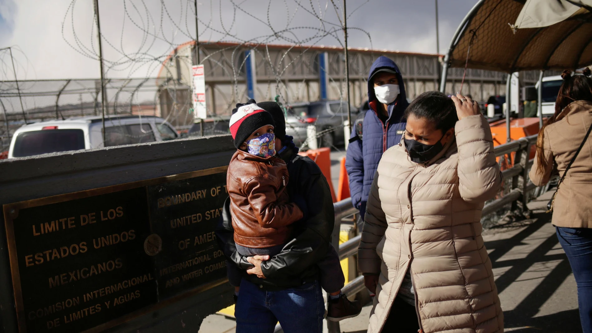 Migrantes deportados de Estados Unidos caminan hacia México por el puente fronterizo internacional Paso del Norte