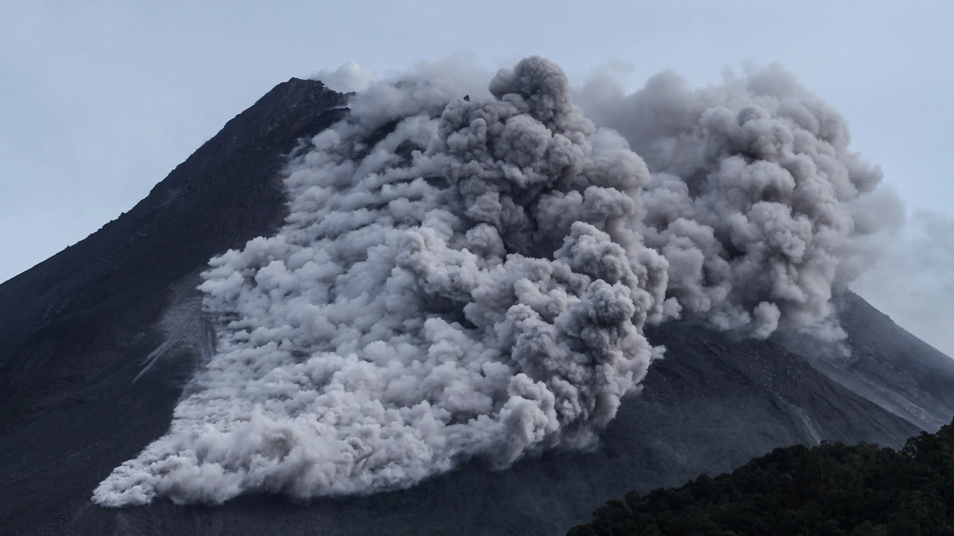 El volcán Monte Merapi arroja ceniza caliente