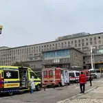 Filas de ambulancias con pacientes covid frente al hospital de Santa María, este miércoles, en Lisboa. Portugal