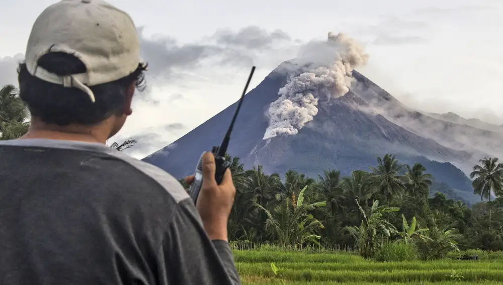 El volcán Merapi expulsa ríos de lava incandescente