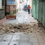 Imagen de una calle con cascotes caídos de los edificios en la localidad granadina de Santa Fe