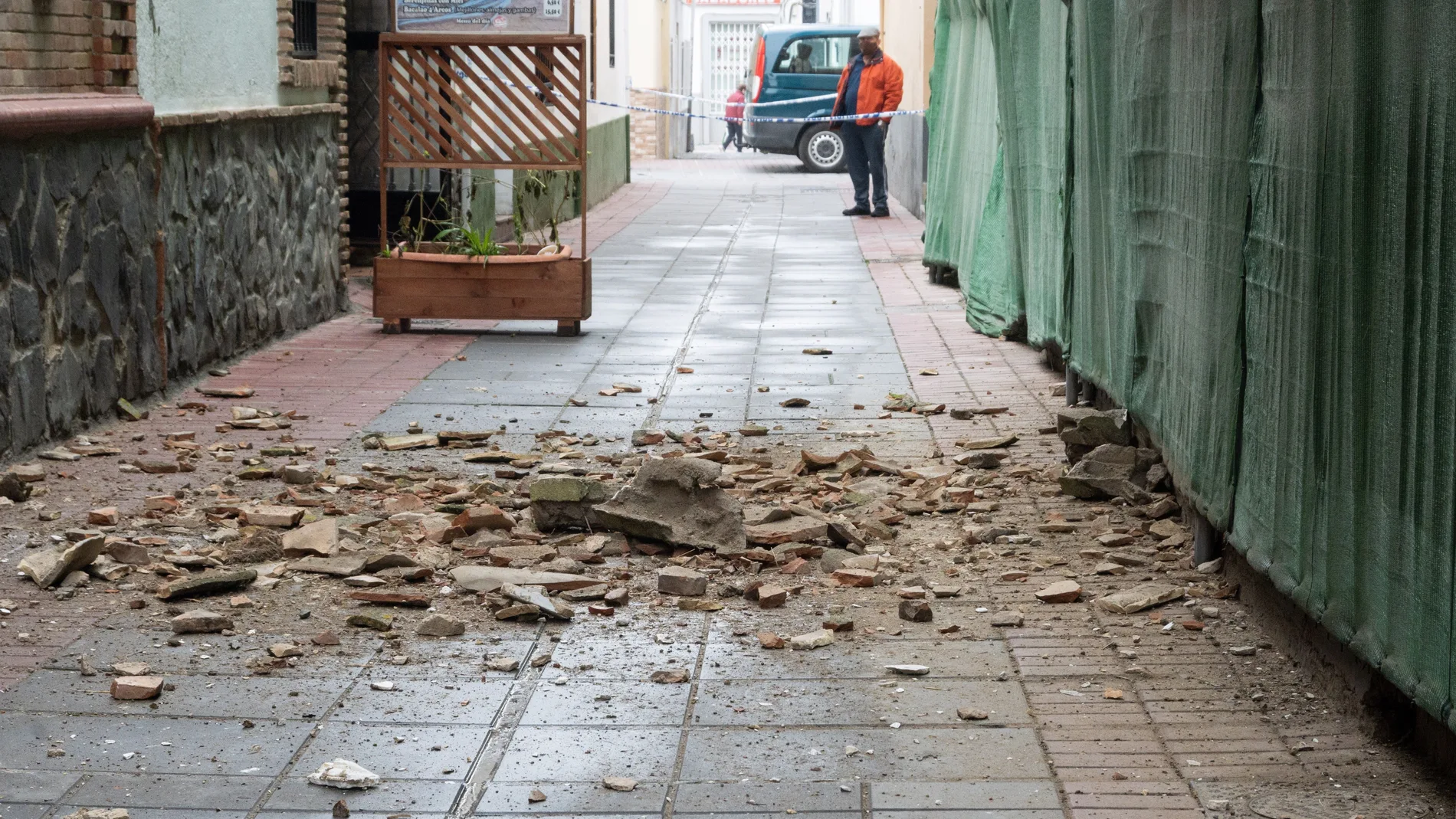 Imagen de una calle con cascotes caídos de los edificios en la localidad granadina de Santa Fe